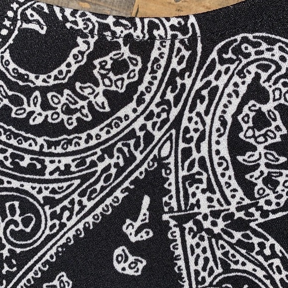 SLEEVELESS black and white blouse - Picture 3 of 6